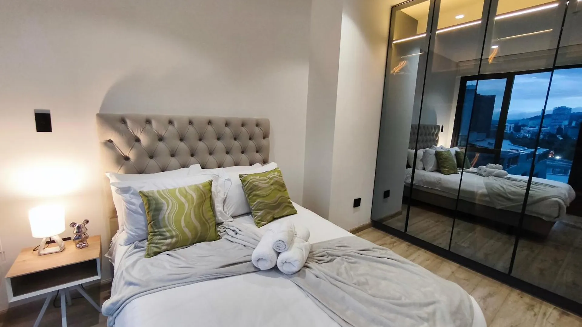 شقة فندقية كويتو Suites & Apartments Coliving Ecuador Luxury Xoe الإكوادور