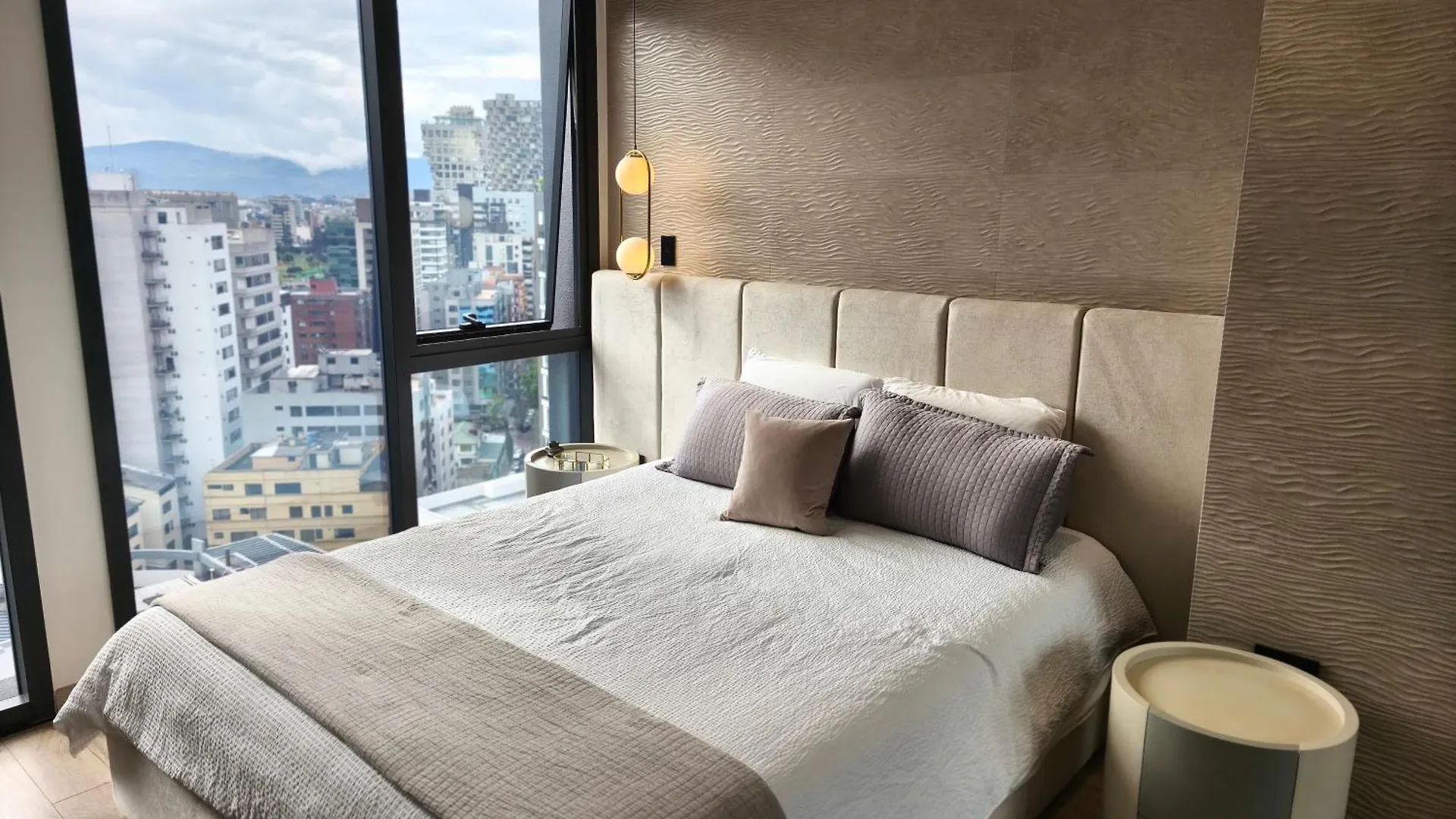 شقة فندقية كويتو Suites & Apartments Coliving Ecuador Luxury Xoe الإكوادور